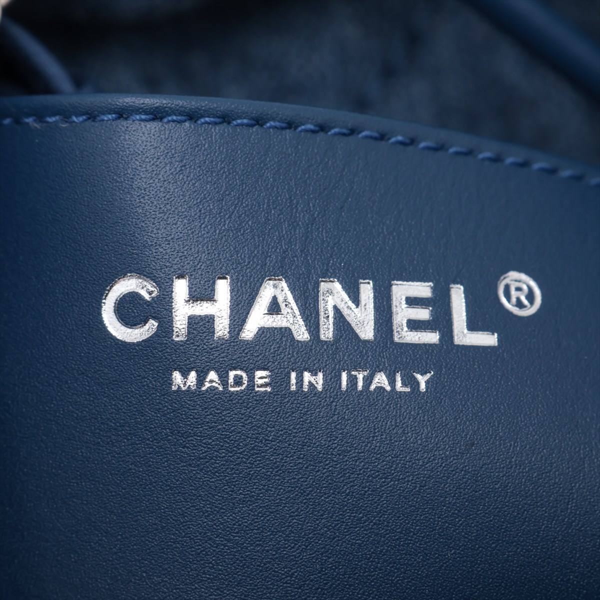 デニム地に書かれたシンプルロゴが◎ 重ね付けもCHANEL ブローチ