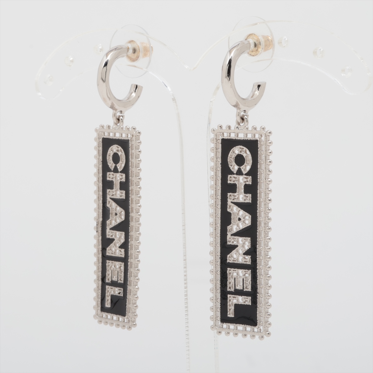 Chanel シルバー ロゴ ピアス(両耳用)