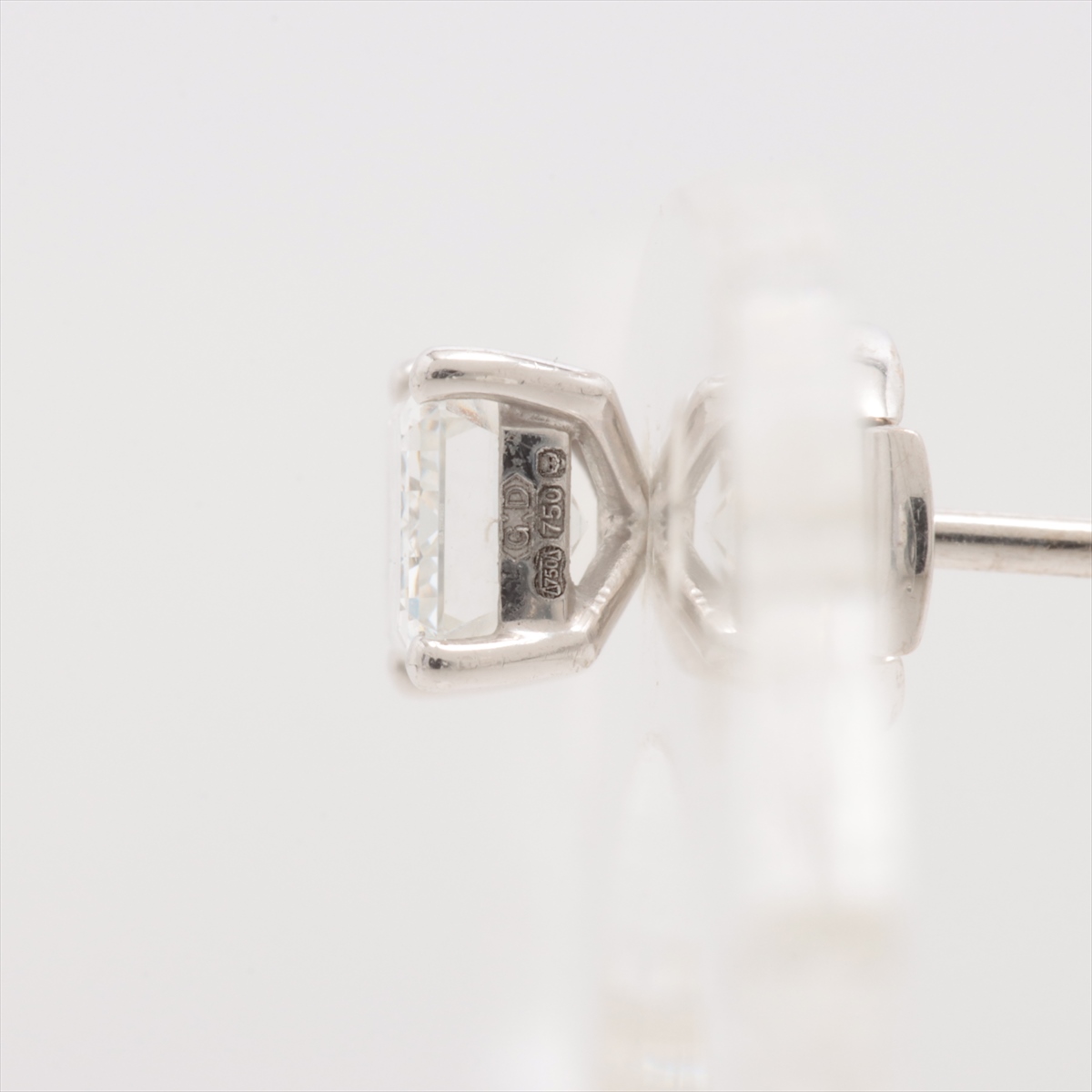 グラフ ダイヤ ピアス 750(WG) 2.0g 0.71 F VVS2 エメラルド