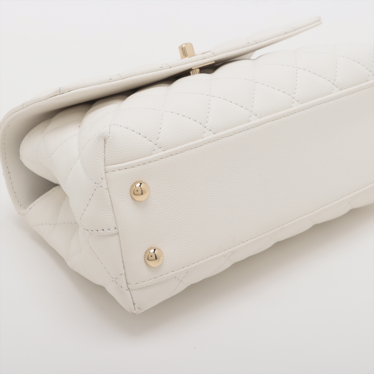 【CHANEL】バングル CCロゴ ワンピースに合う ホワイト 24AW CHANEL CRUISE 2024/25《クラシック チェーンクラッチ》直営店