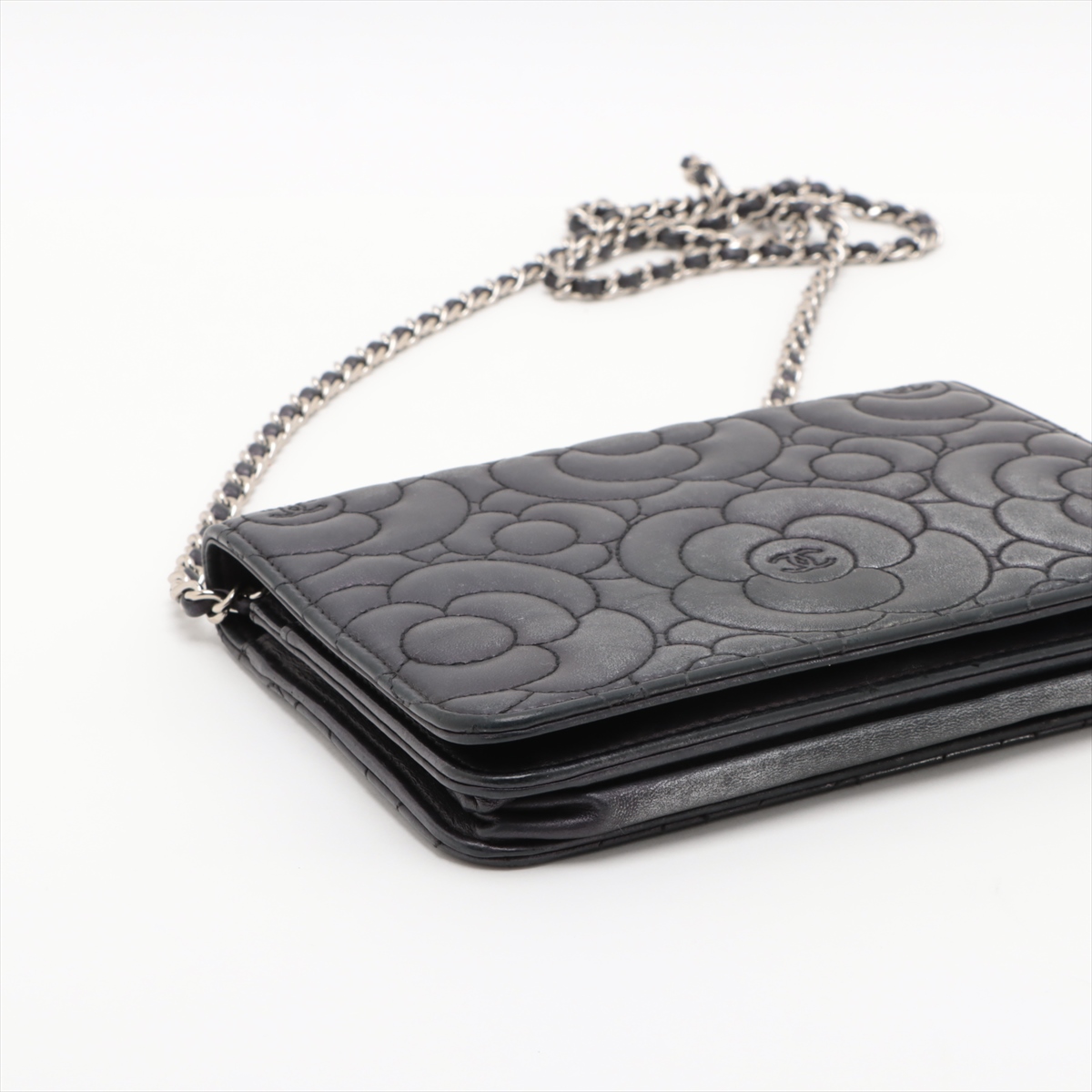 CHANEL ブラック ラムスキン カメリア チェーンウォレット シャネル カメリア チェーンウォレット 黒 ラムスキン シルバー